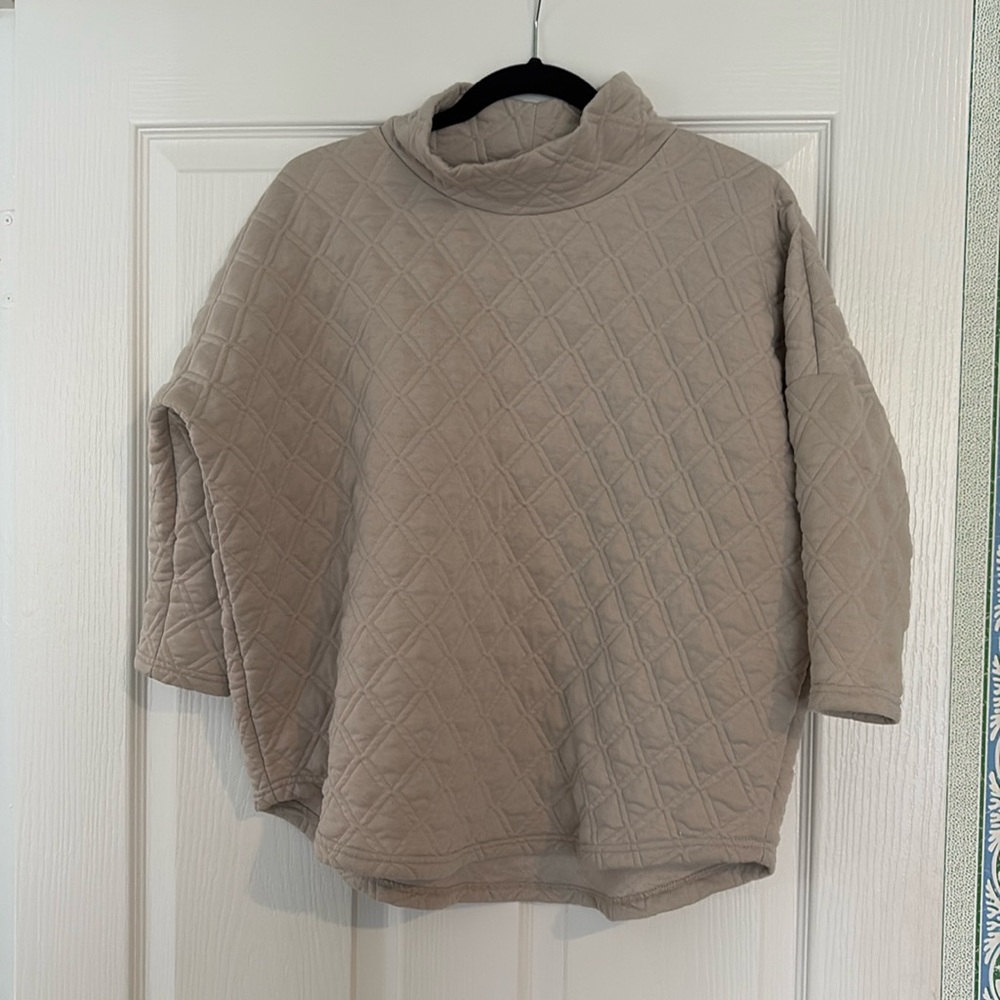 Tuckernuck sport quilt sweater size M/L